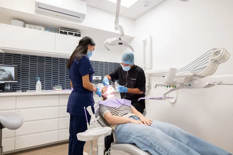 Dentiste et assistante dentaire réalisant un soin au Médipôle de Schiltigheim